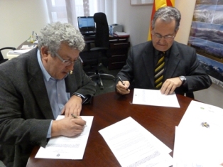 Signatura del conveni entre el president del Consell Comarcal Sr. Joan Ubach i l'alcalde de Salàs de Pallars, Sr.Francesc Borrell.